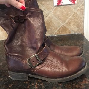 Cute mid-length Frye boots!!